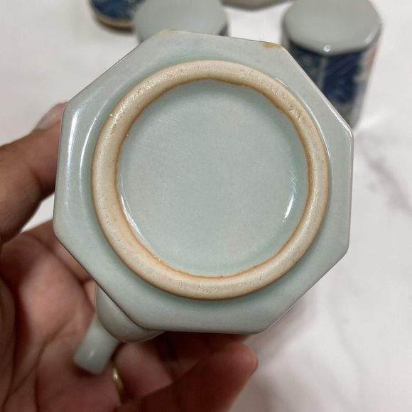 Vintage Chinese Asian Small Teapot And Salt& Pepper Set Red Flowers Roae Floral - Picture 6 of 17